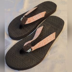 Women's size 10.5 Muk Luks sandals